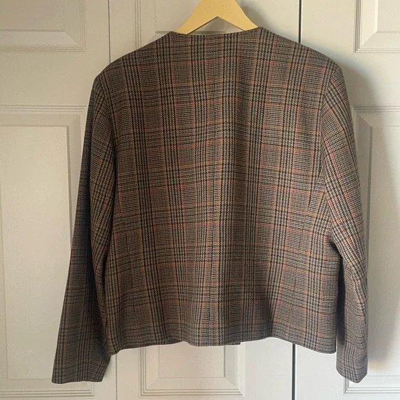 Avoca Collection | 2 piece skirt suit. Classic. Ireland. 100% pure wool. Large - Picture 9 of 15